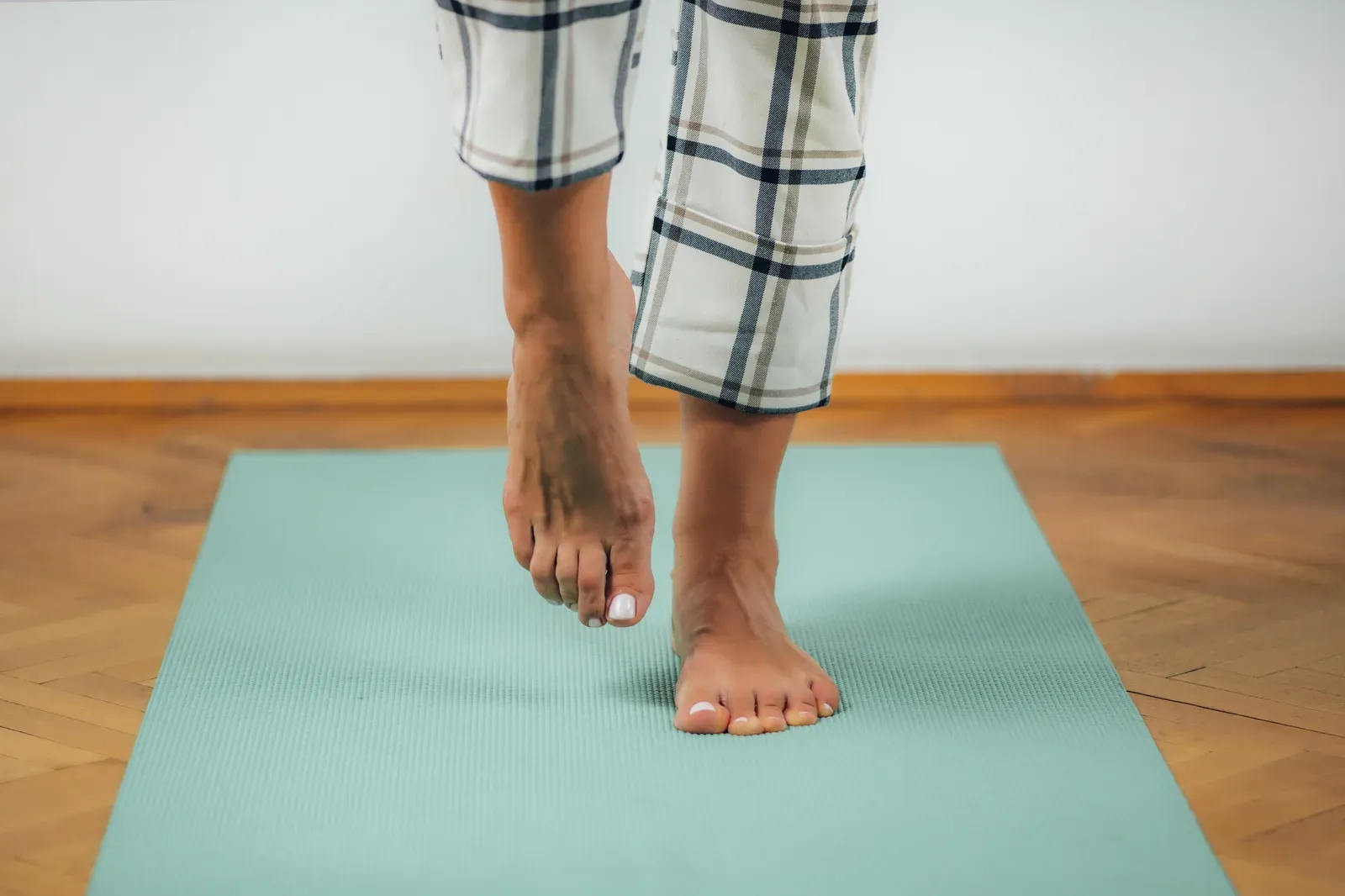A person balanced on one leg while holding a single-leg stance test