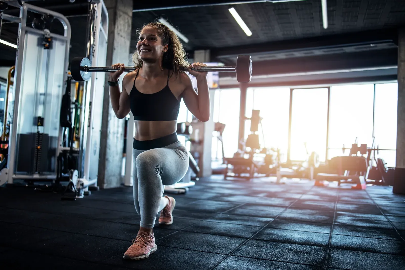 Lifter working through a weights session in a hybrid strength and cardio program